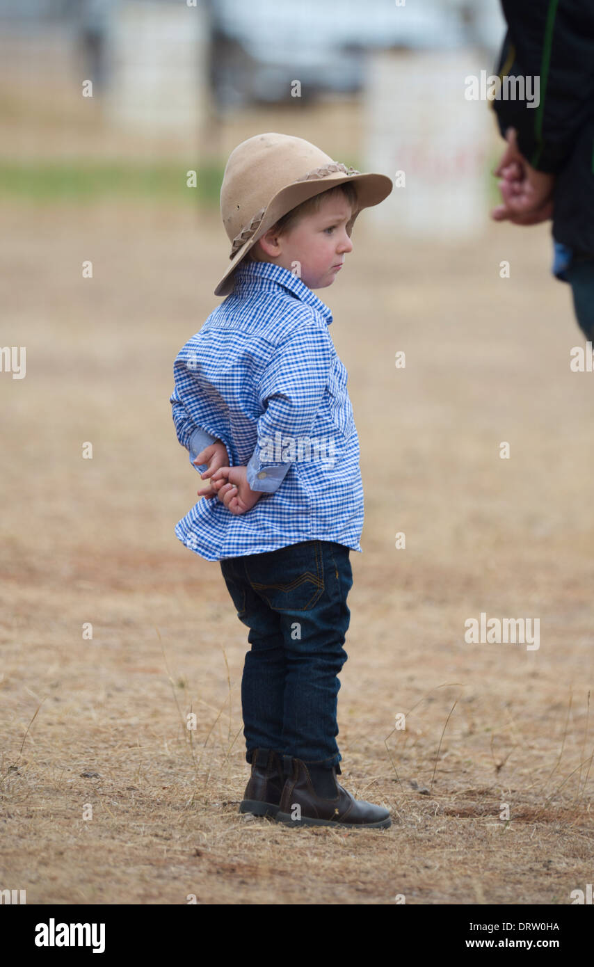 Sombrero de niños pequeños fotografías e imágenes de alta resolución - Alamy