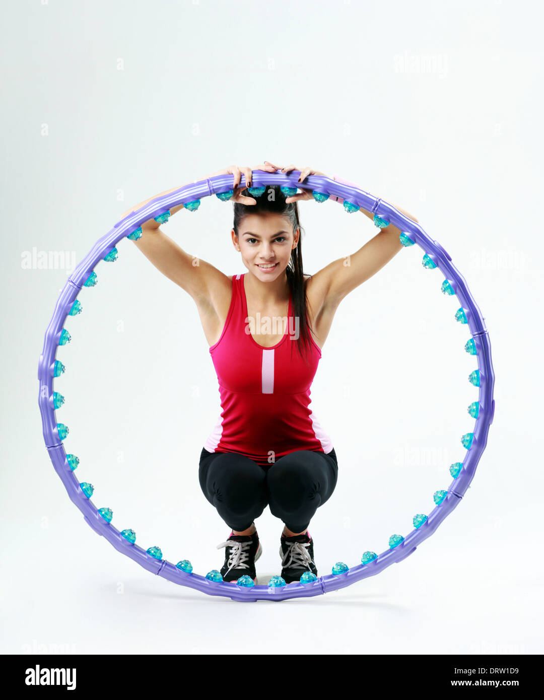 El gimnasta niñas con aros posando en el gimnasio Fotografía de stock -  Alamy