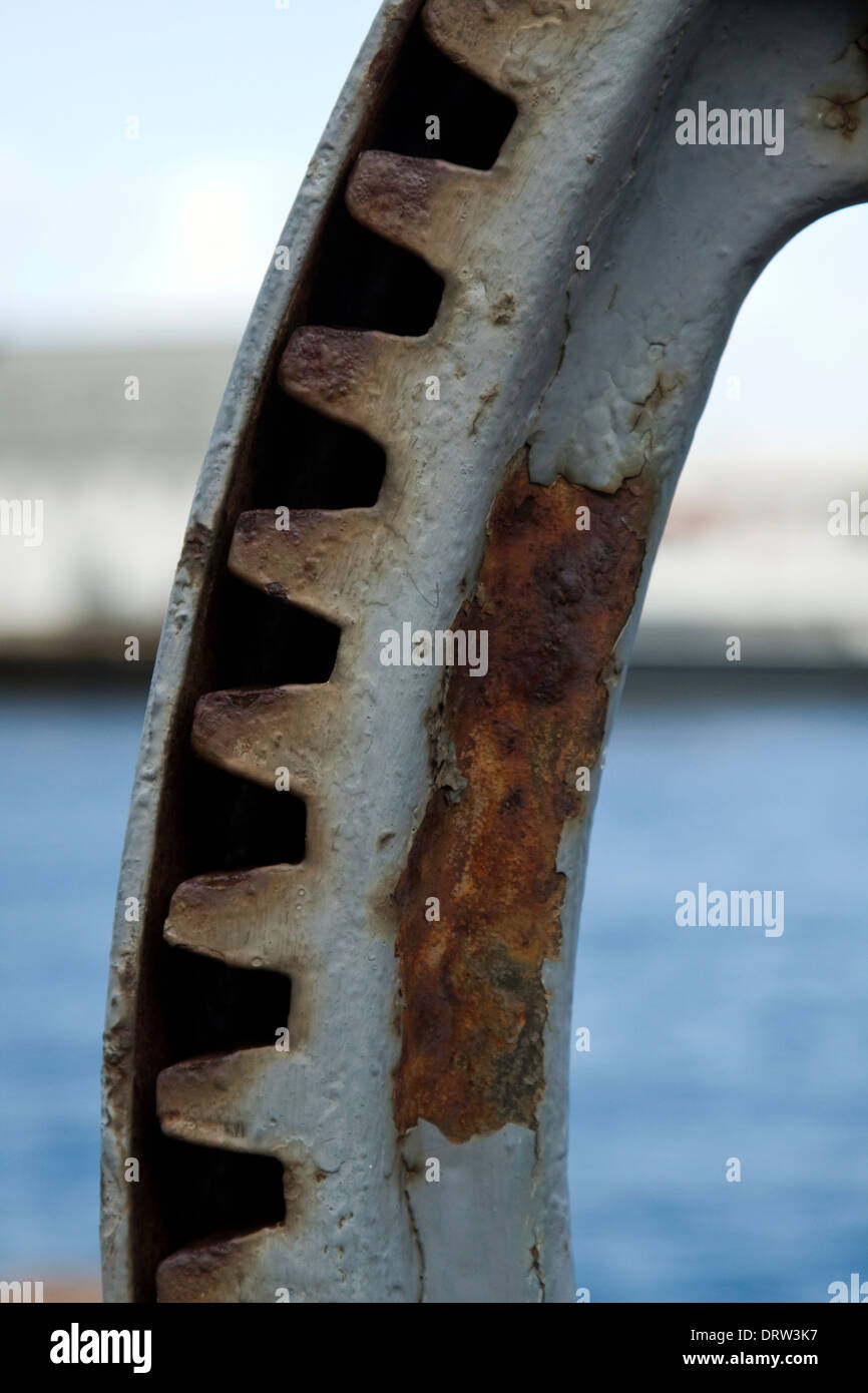 Cerca de rueda de diente de una antigua grúa en Alesund harbour Foto de stock