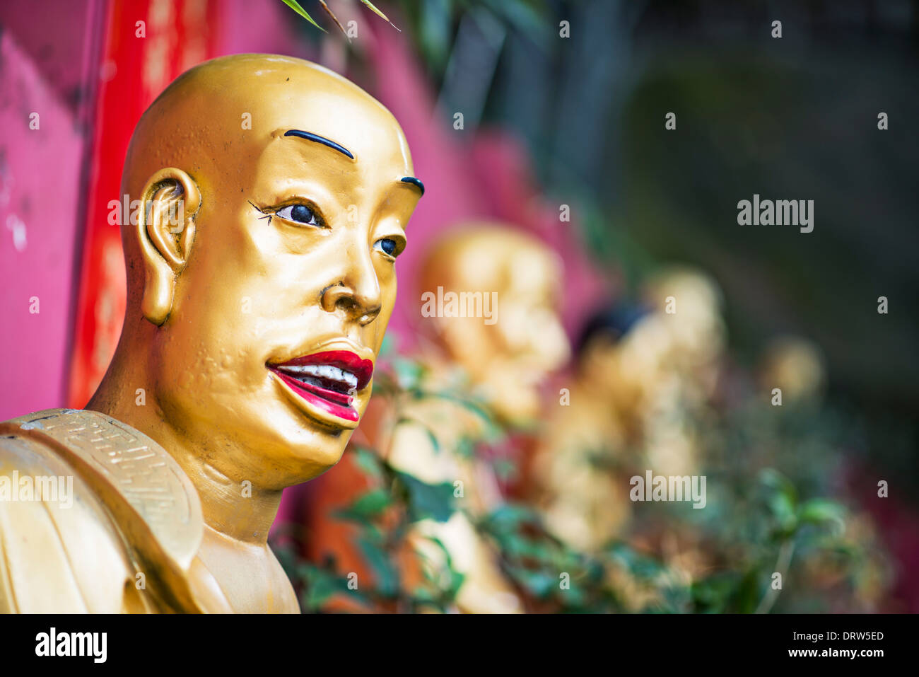 Estatua de Buda en el monasterio de los Diez Mil Budas en Hong Kong, China. Foto de stock