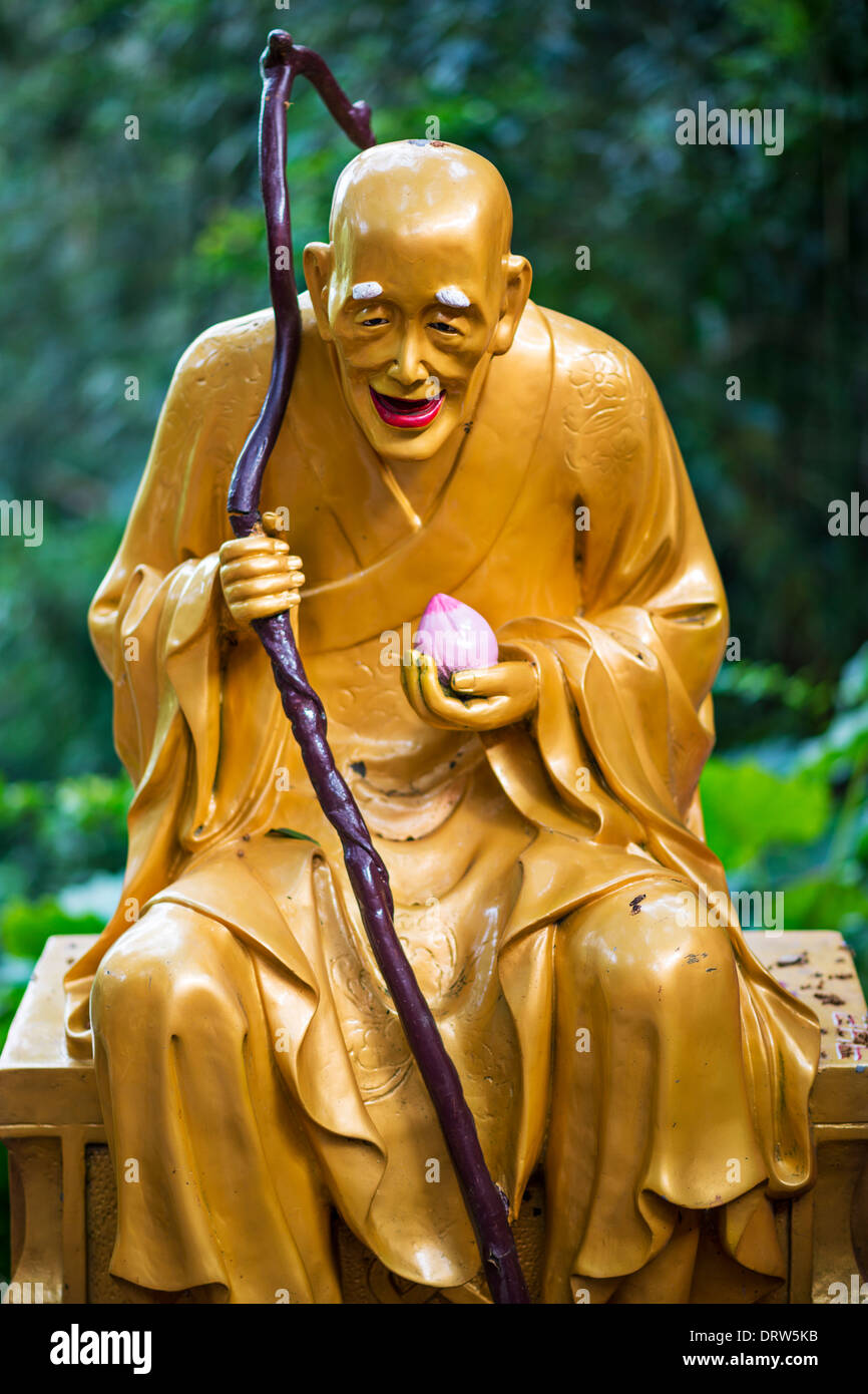 Estatua de Buda en el monasterio de los Diez Mil Budas en Hong Kong, China. Foto de stock