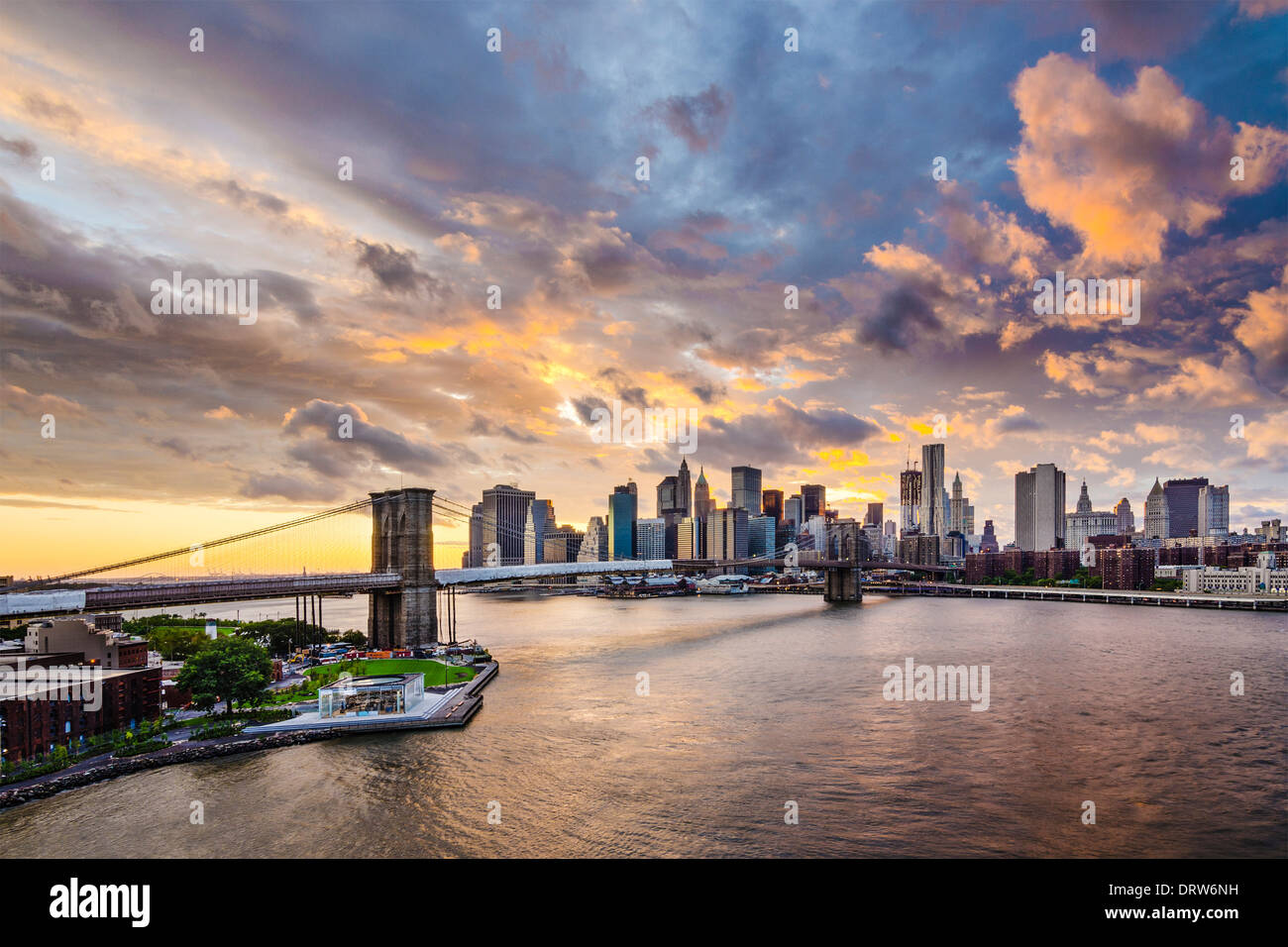 La Ciudad de Nueva York, con dramáticos cubierta de nubes. Foto de stock