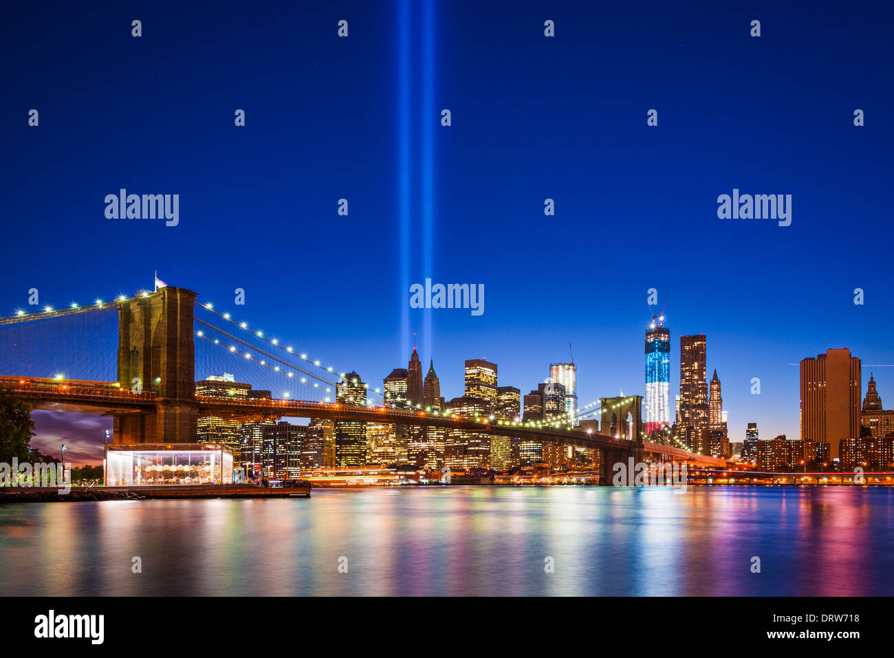 La Ciudad de Nueva York el 11 de septiembre con un homenaje a la luz. Foto de stock