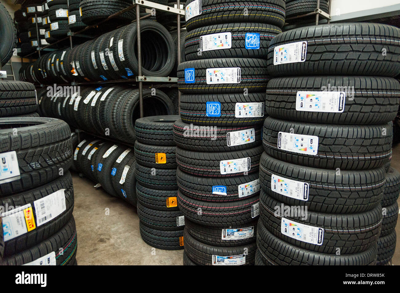 Los neumáticos de coches están almacenados en un garaje. Foto de stock
