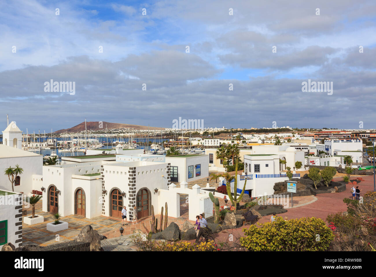 Nuevos y modernos edificios blancos en el desarrollo de lujo de Marina Rubicón, Playa Blanca, Lanzarote, Islas Canarias, España Foto de stock