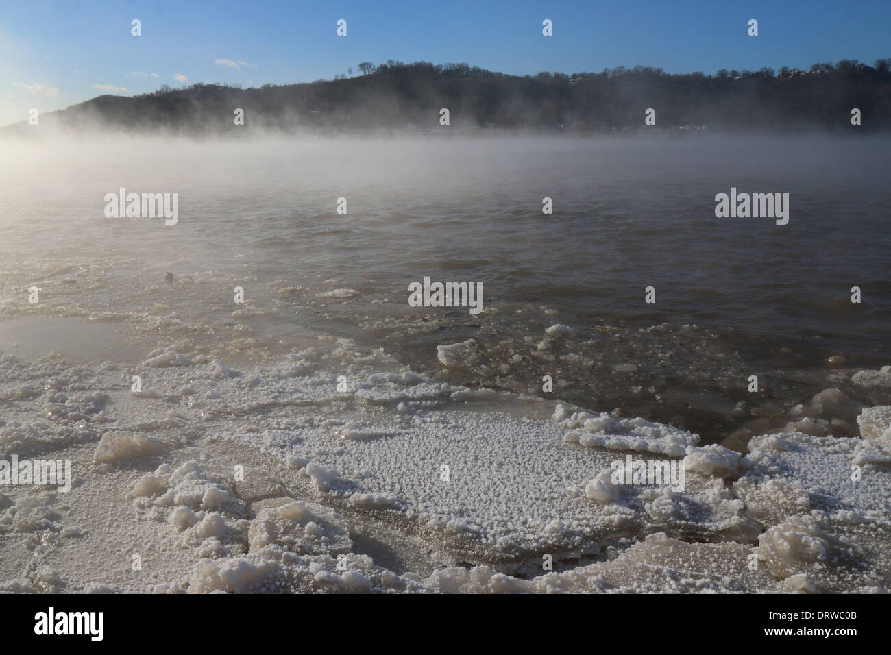 Tres estados de agua congelada, hielo, sólidos, líquidos, vapores de niebla río Ohio Cincinnati Foto de stock