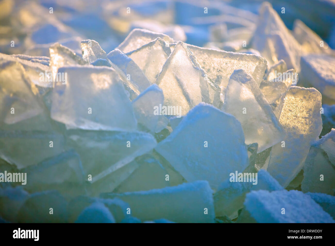 Formas de hielo marino cerca de la costa Foto de stock