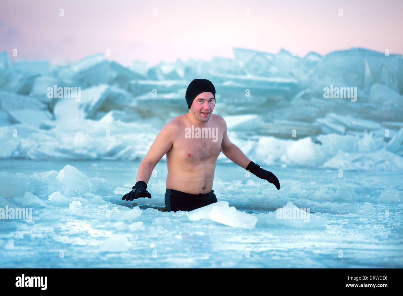 Piscina de Invierno. Hombre en un agujero de hielo. Foto de stock