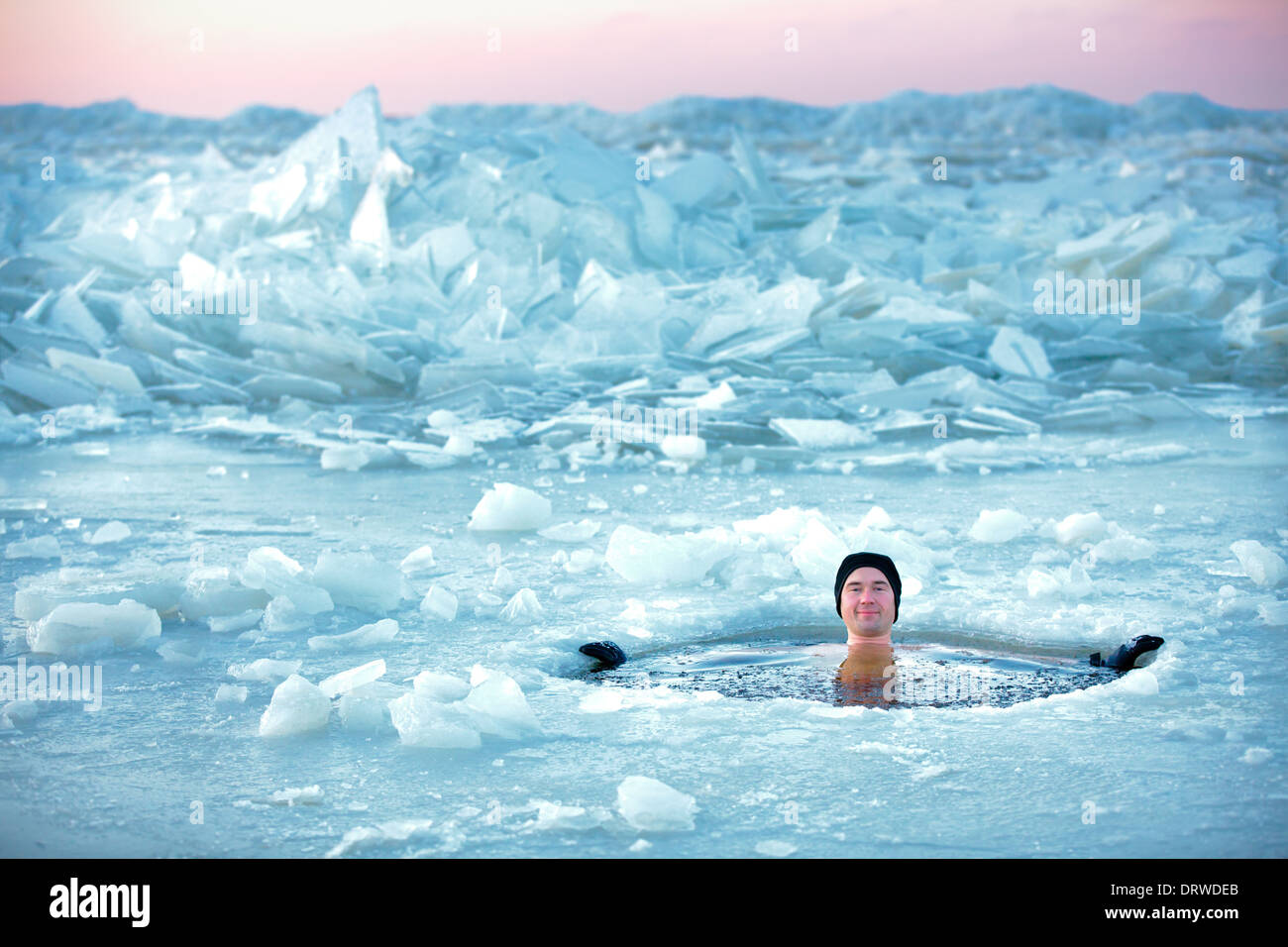 Piscina de Invierno. Hombre en un agujero de hielo. Foto de stock