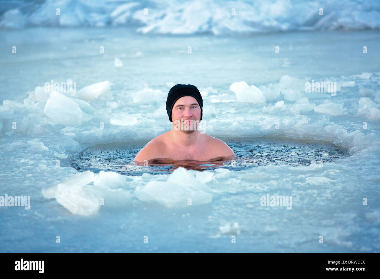 Piscina de Invierno. Hombre en un agujero de hielo. Foto de stock