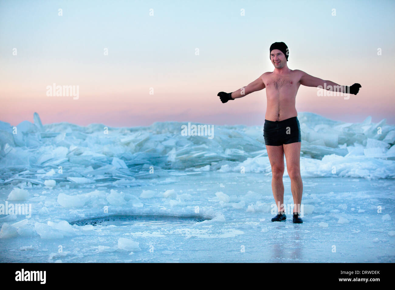 El hombre va a nadar en un agujero de hielo. Foto de stock