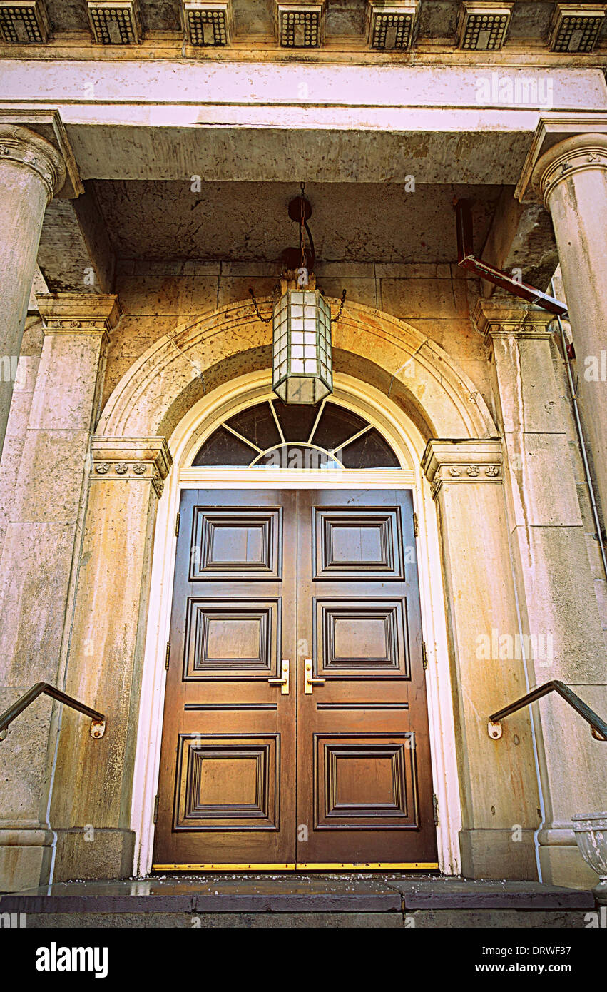La entrada principal del edificio histórico en St. Catherines, Canadá Foto de stock