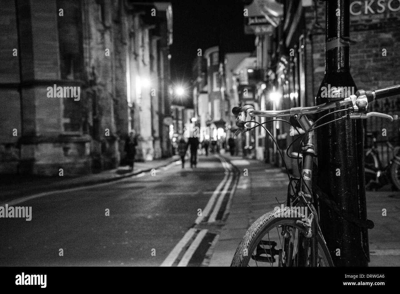 York Street y bicicleta de noche en blanco y negro Foto de stock