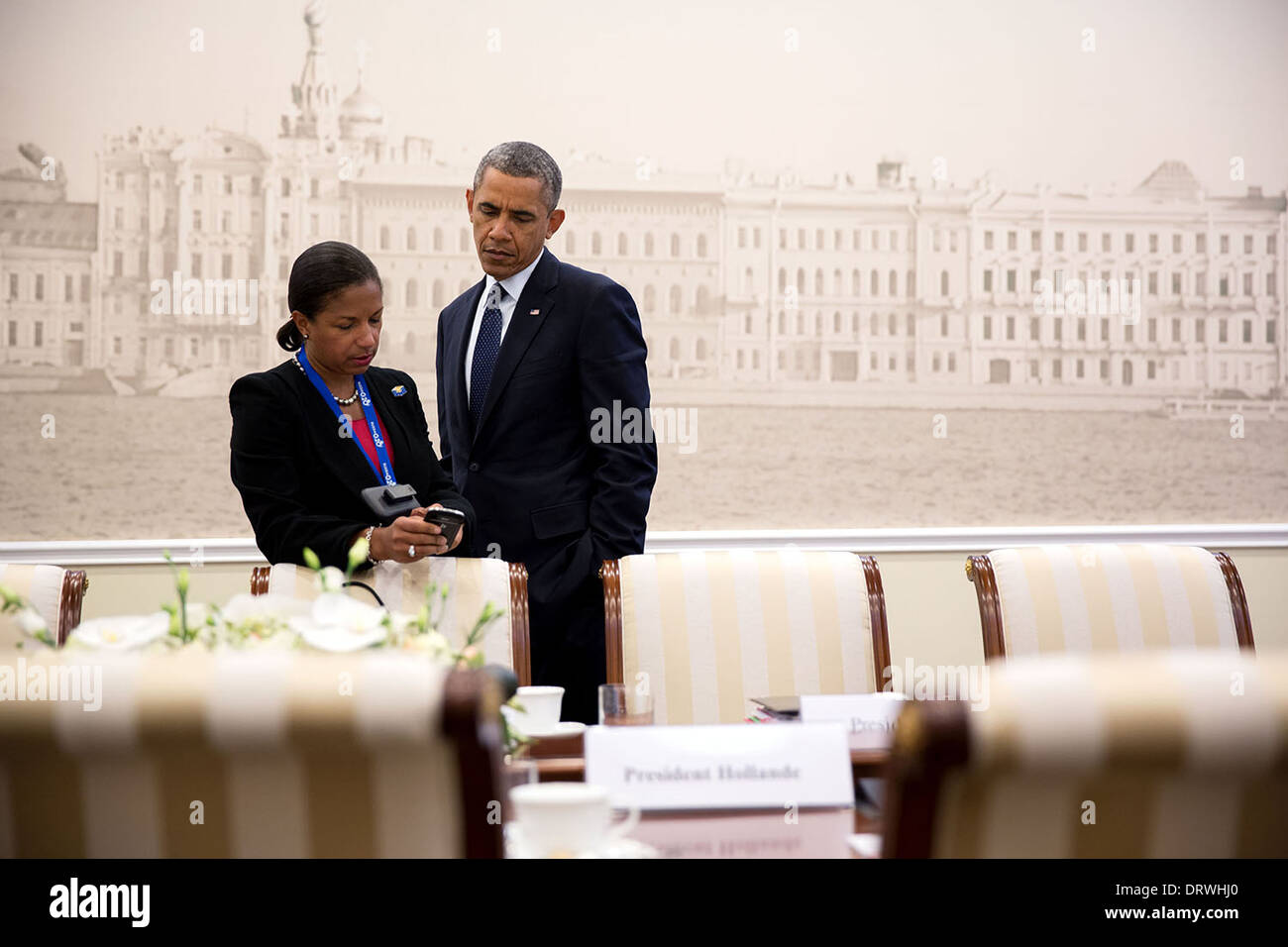 El presidente estadounidense, Barack Obama, confiere a la Asesora de Seguridad Nacional, Susan Rice en Palacio Konstantinovsky durante la Cumbre del G20 El 6 de septiembre de 2013 en San Petersburgo, Rusia. Foto de stock