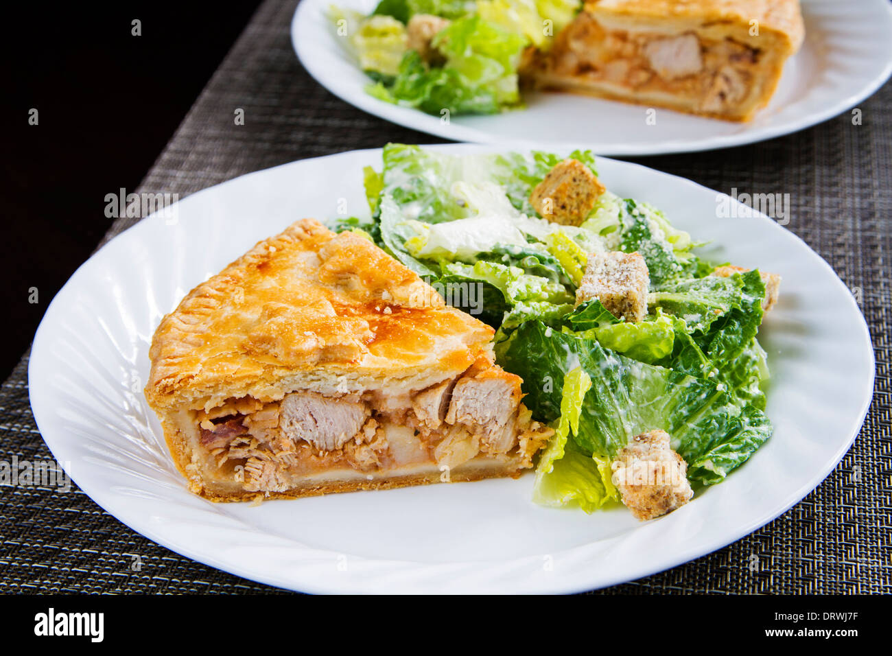 Francés canadiense de Québec, pastel de carne servida en Navidad con ensalada césar Foto de stock