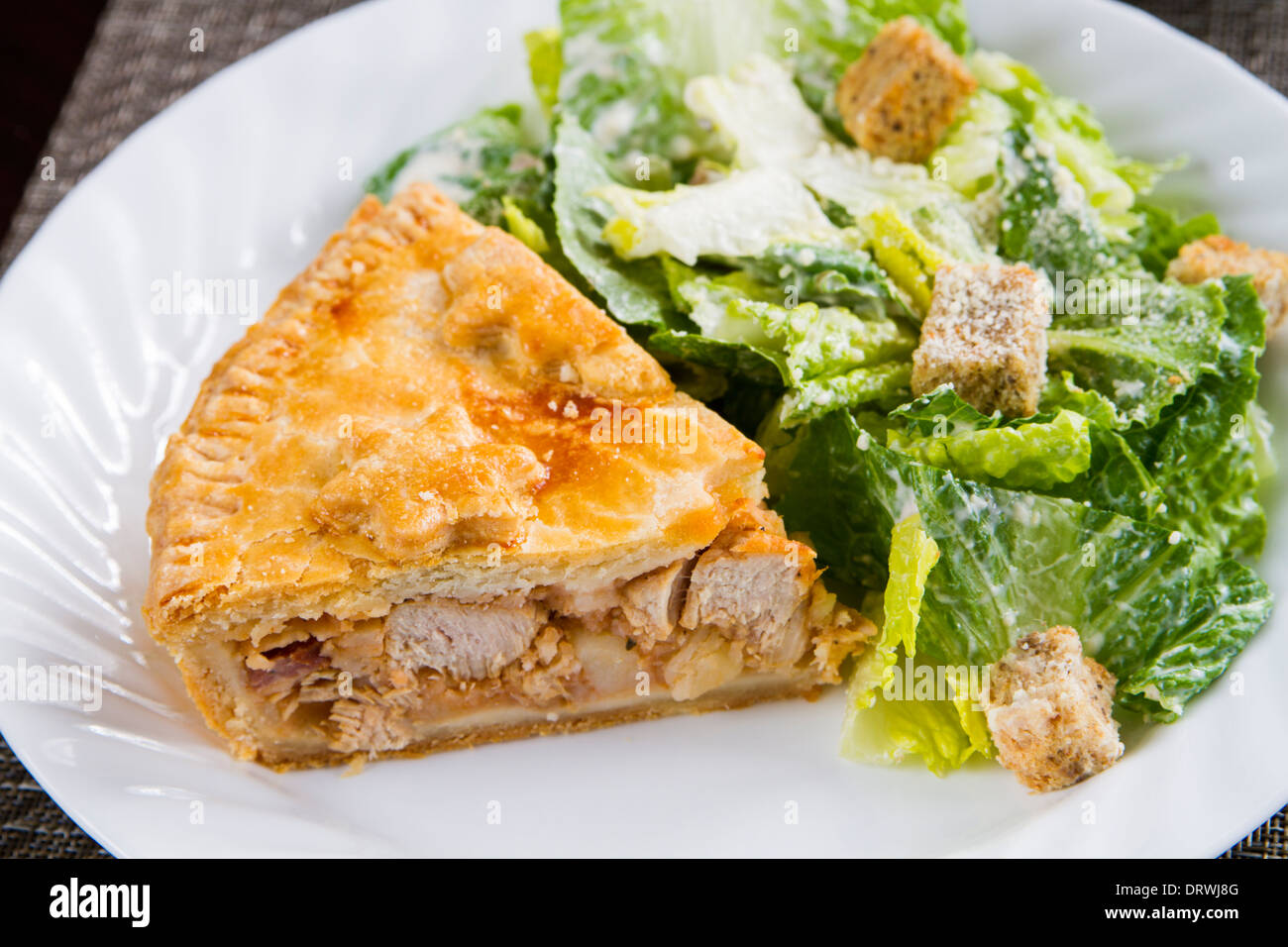 Francés canadiense de Québec, pastel de carne servida en Navidad con ensalada césar Foto de stock