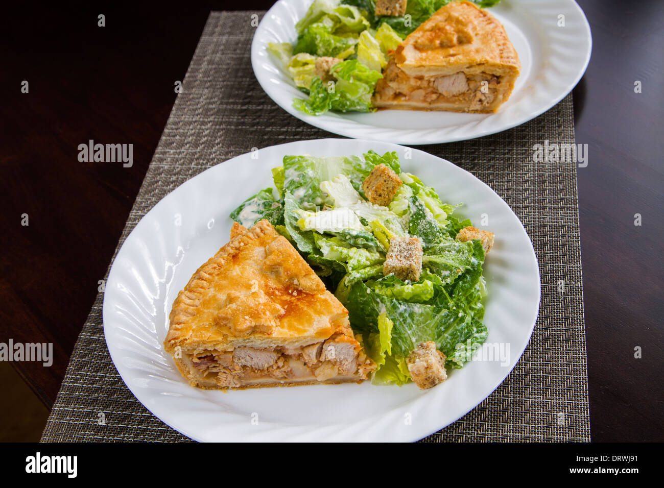 Francés canadiense de Québec, pastel de carne servida en Navidad con ensalada césar Foto de stock