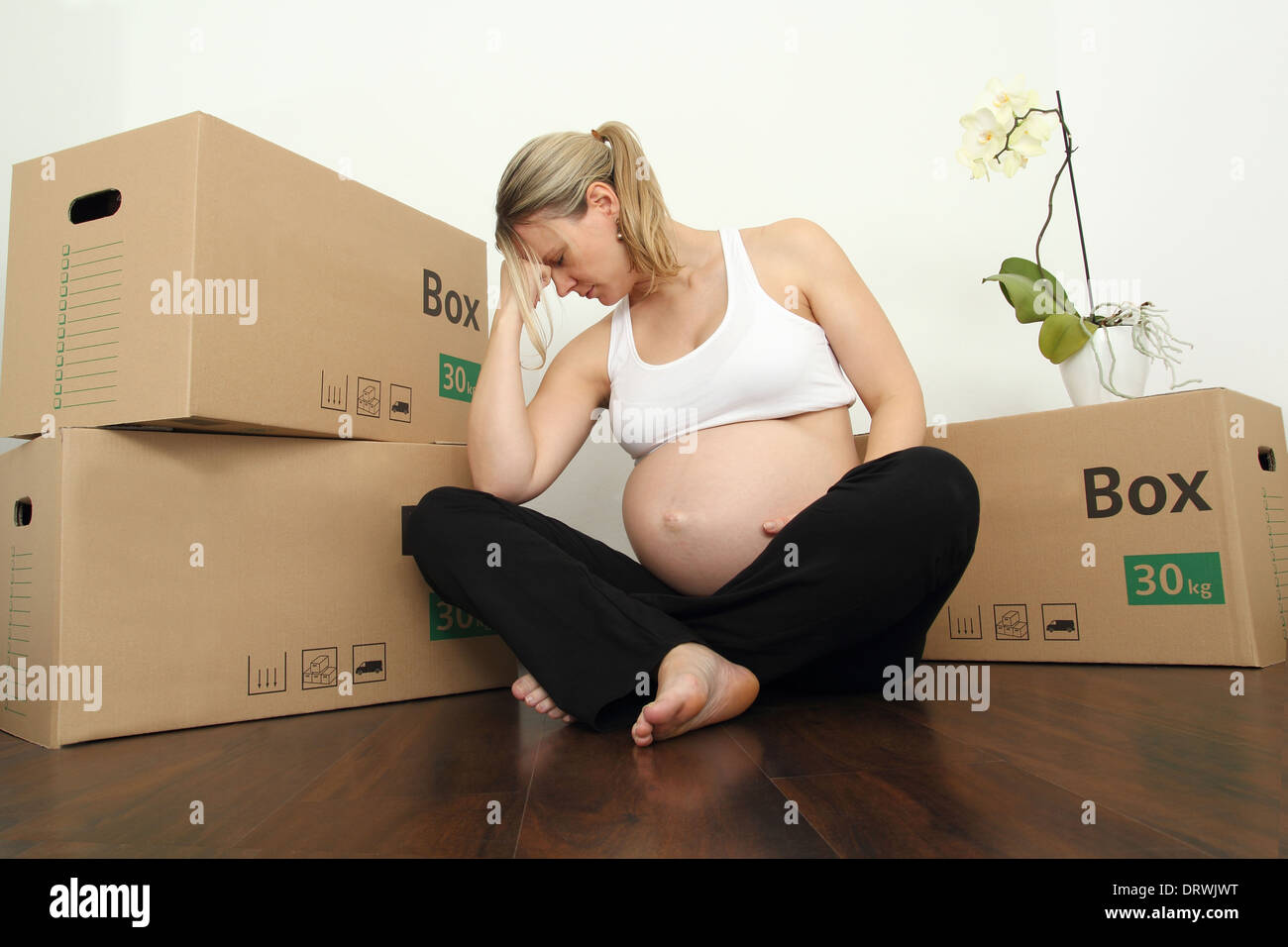 Agotado embarazada moviendo con embalaje caso Foto de stock