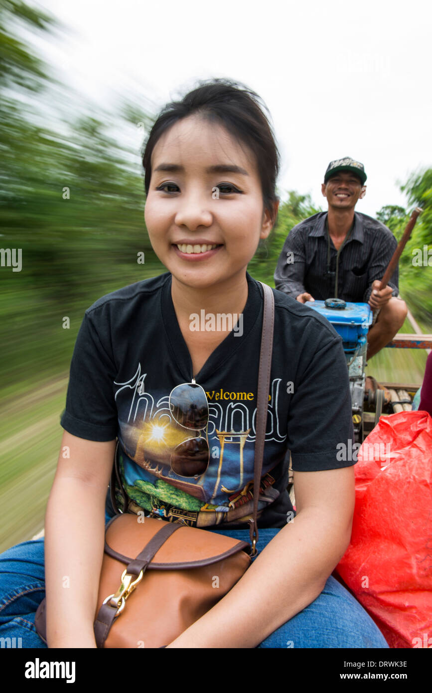 Uno de famosas en Battambang es abandonar el ferrocarril, lugareños tren de bambú para su uso en el transporte. Camboya Foto de stock