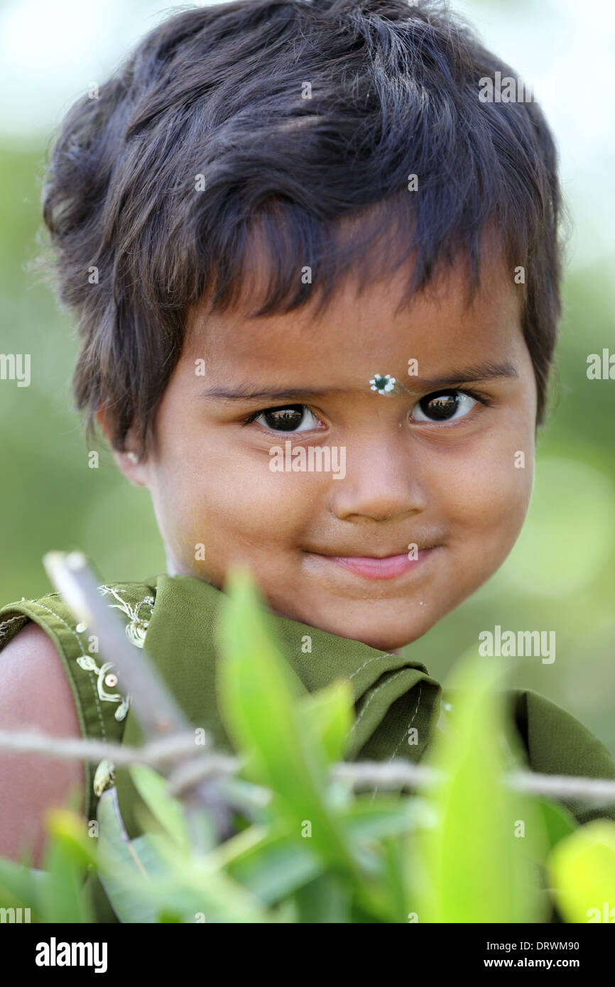 Tímida niña india sonriendo en el sur de la India Foto de stock