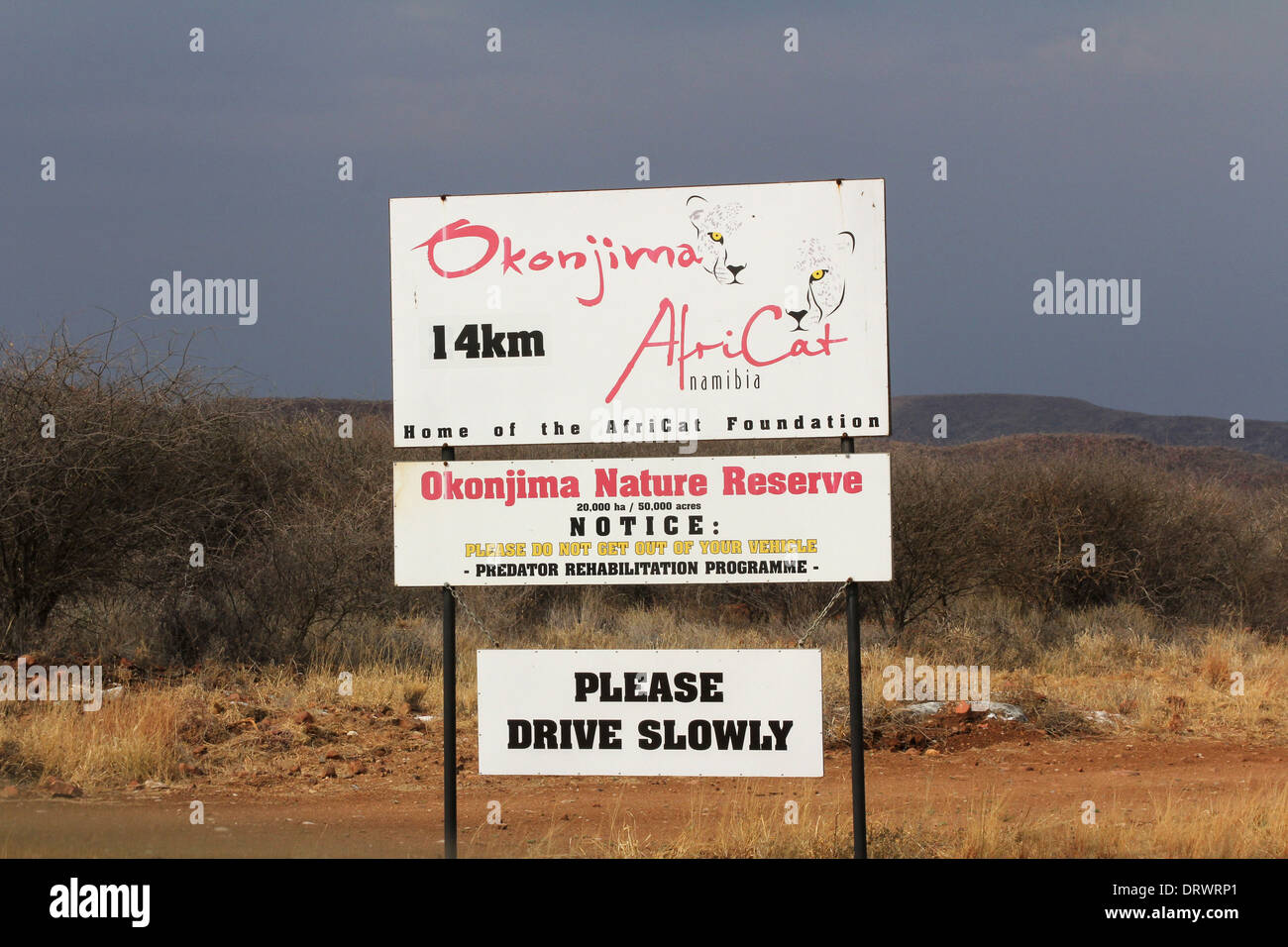 El Okonjima Fundación AfriCat firmar al lado de la carretera que conduce a la Reserva Natural de leopardos y guepardos, Namibia. Foto de stock
