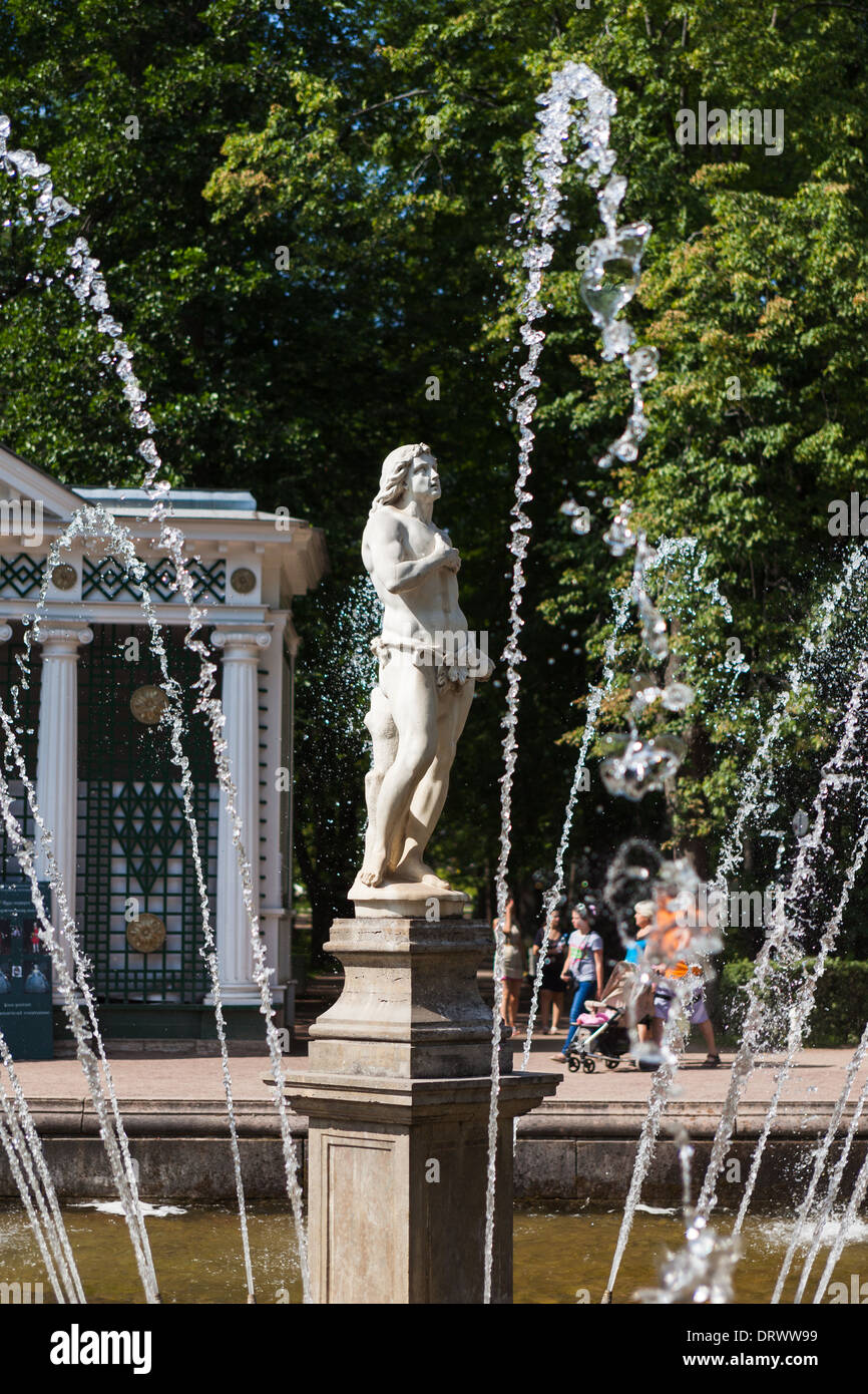 Fuente en los jardines de San Petersburgo peterhof Foto de stock