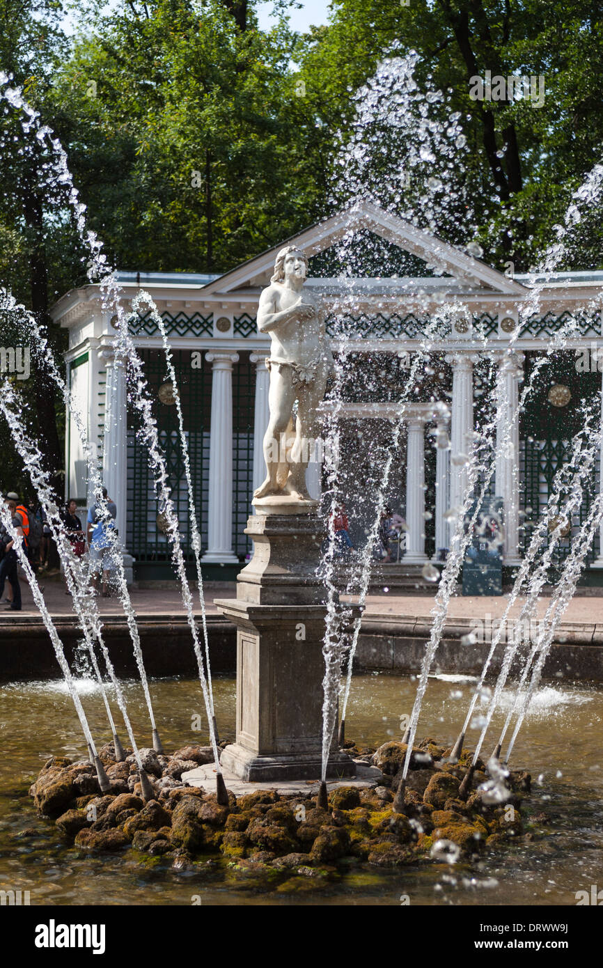 Fuente en los jardines de San Petersburgo peterhof Foto de stock