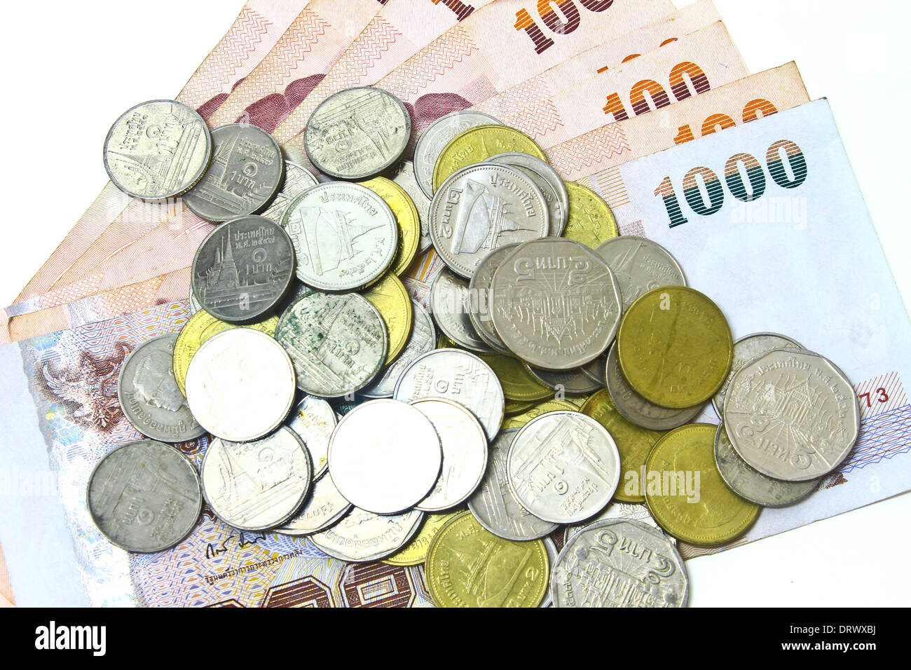 Tailandia papel moneda y monedas aislado sobre fondo blanco. Foto de stock