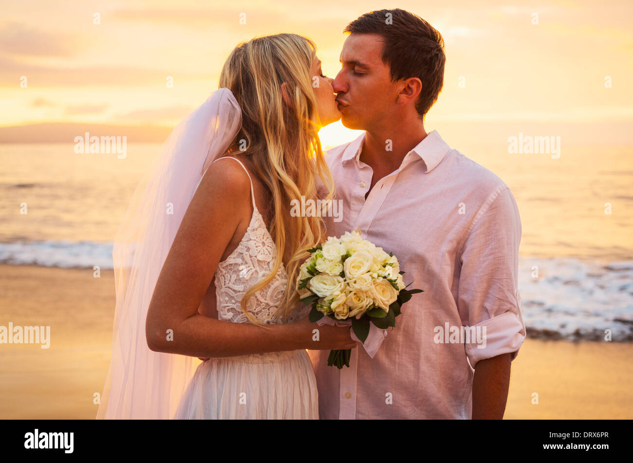 Una Pareja De Esposos Novios Al Atardecer En Una Hermosa Playa