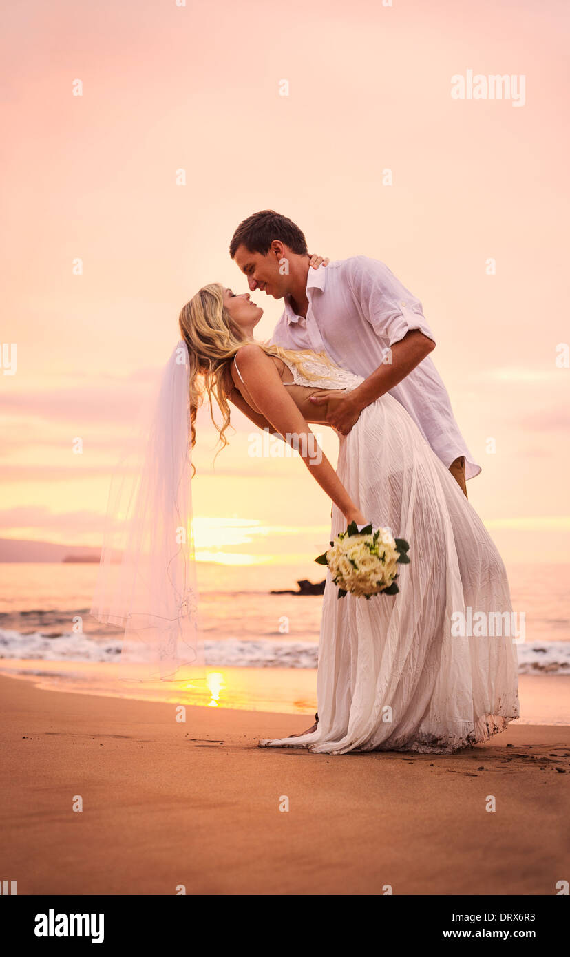 televisor Serrado Emulación Una pareja de esposos, novios, al atardecer en una hermosa playa tropical  Fotografía de stock - Alamy