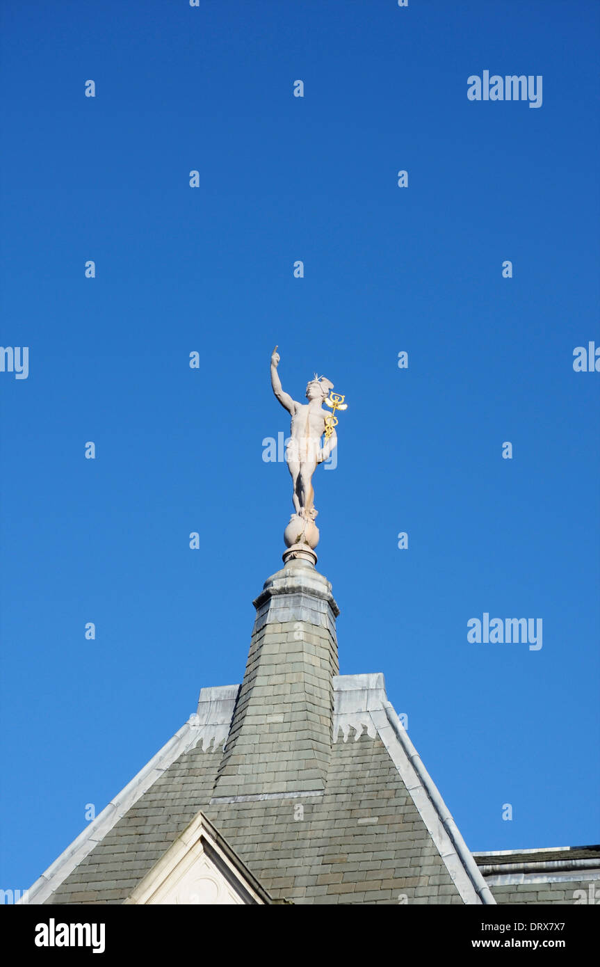 Estatua del dios romano mercurio, por Arthur Stanley Young, en el techo de la casa dispuestos, Gray's Inn Road, Londres, Inglaterra, Reino Unido. Foto de stock