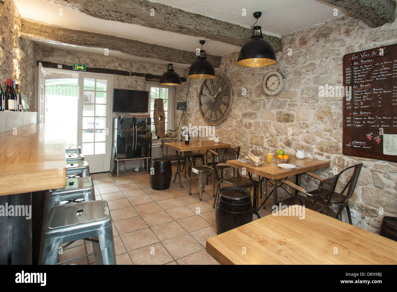 El interior del restaurante francés con muebles rústicos Fotografía de  stock - Alamy