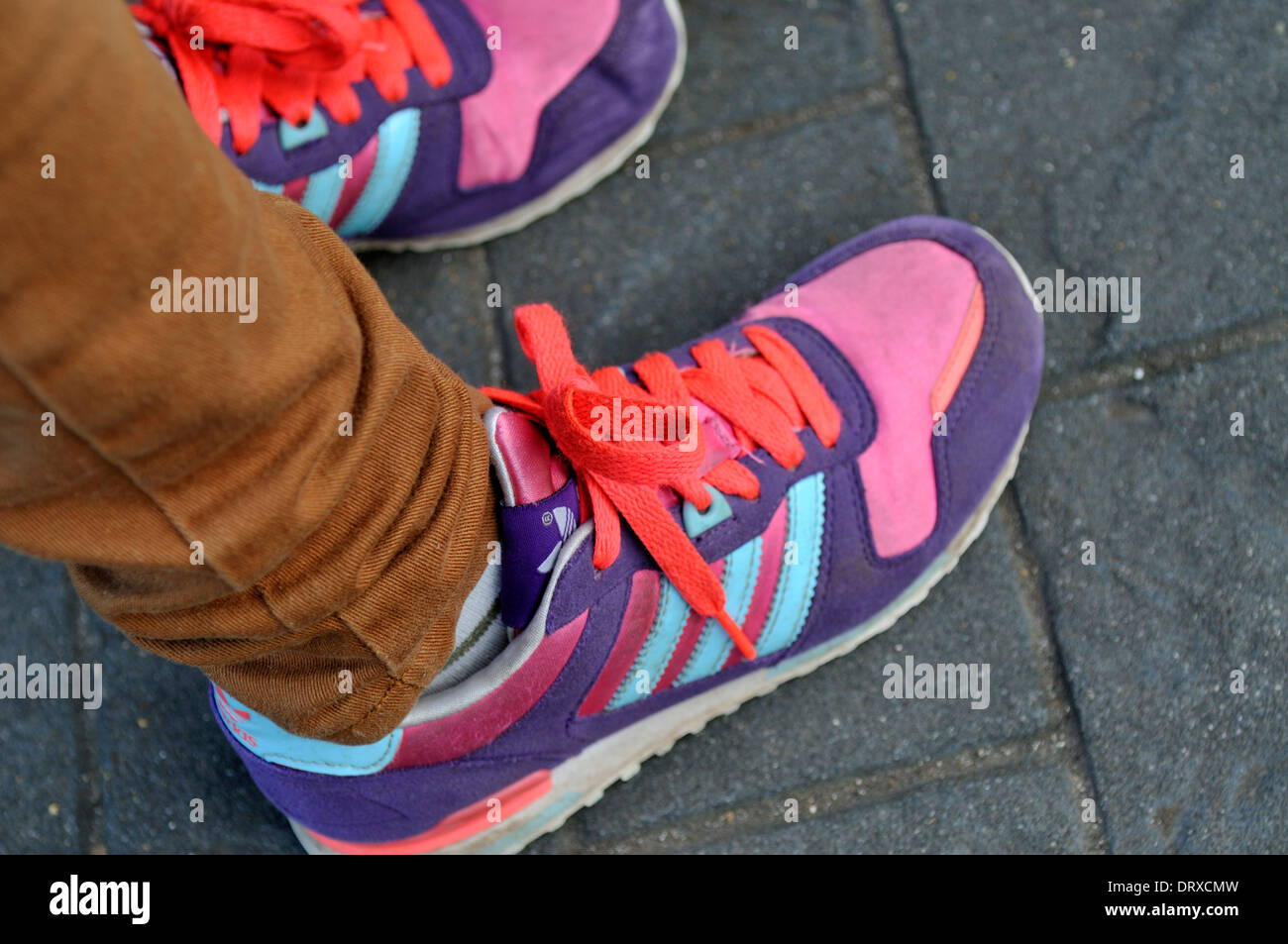 Cordones rojos fotografías e imágenes de alta resolución - Alamy