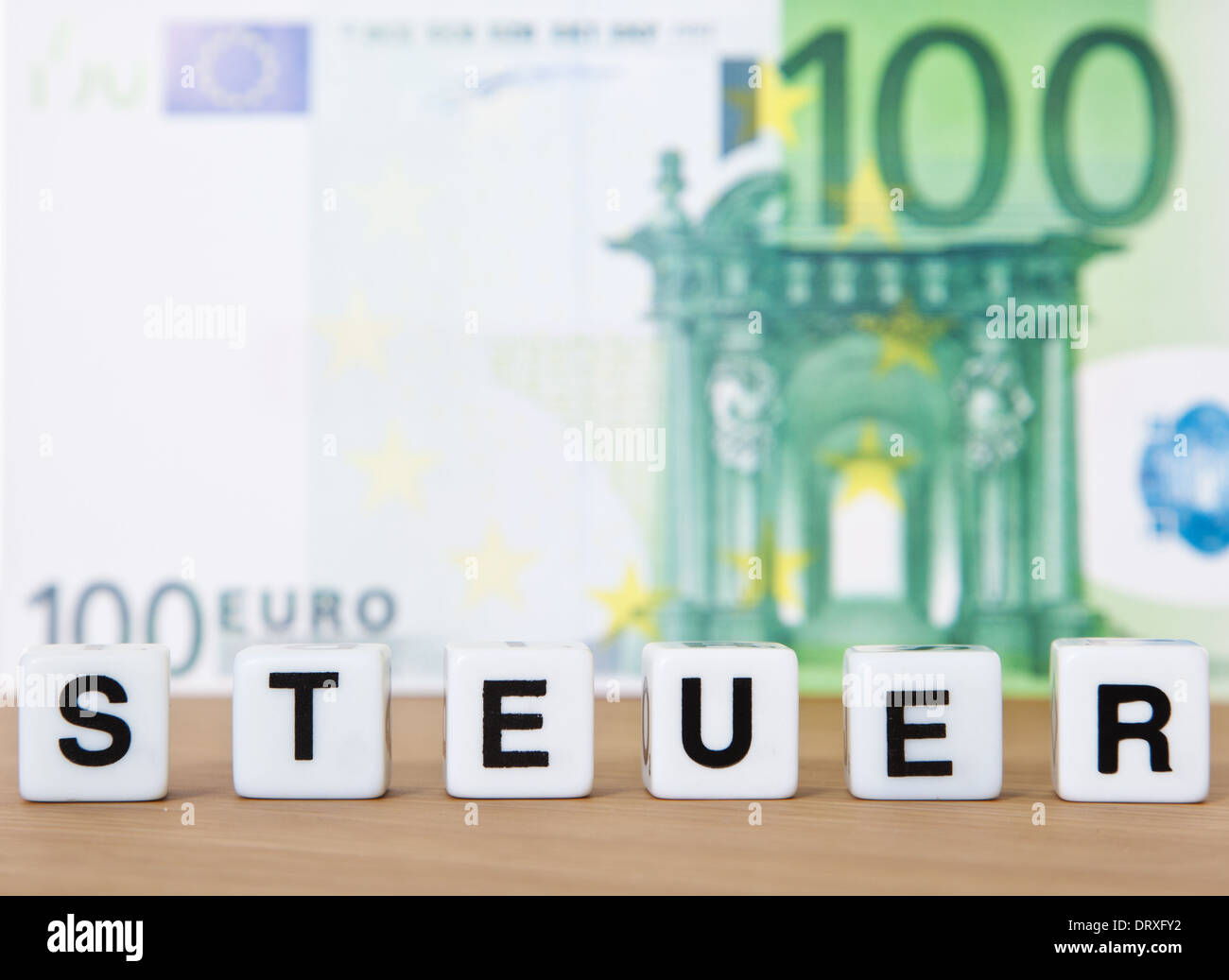 El término alemán Steuer impuesto (en inglés) en la parte delantera del billete de 100 euros. Foto de stock