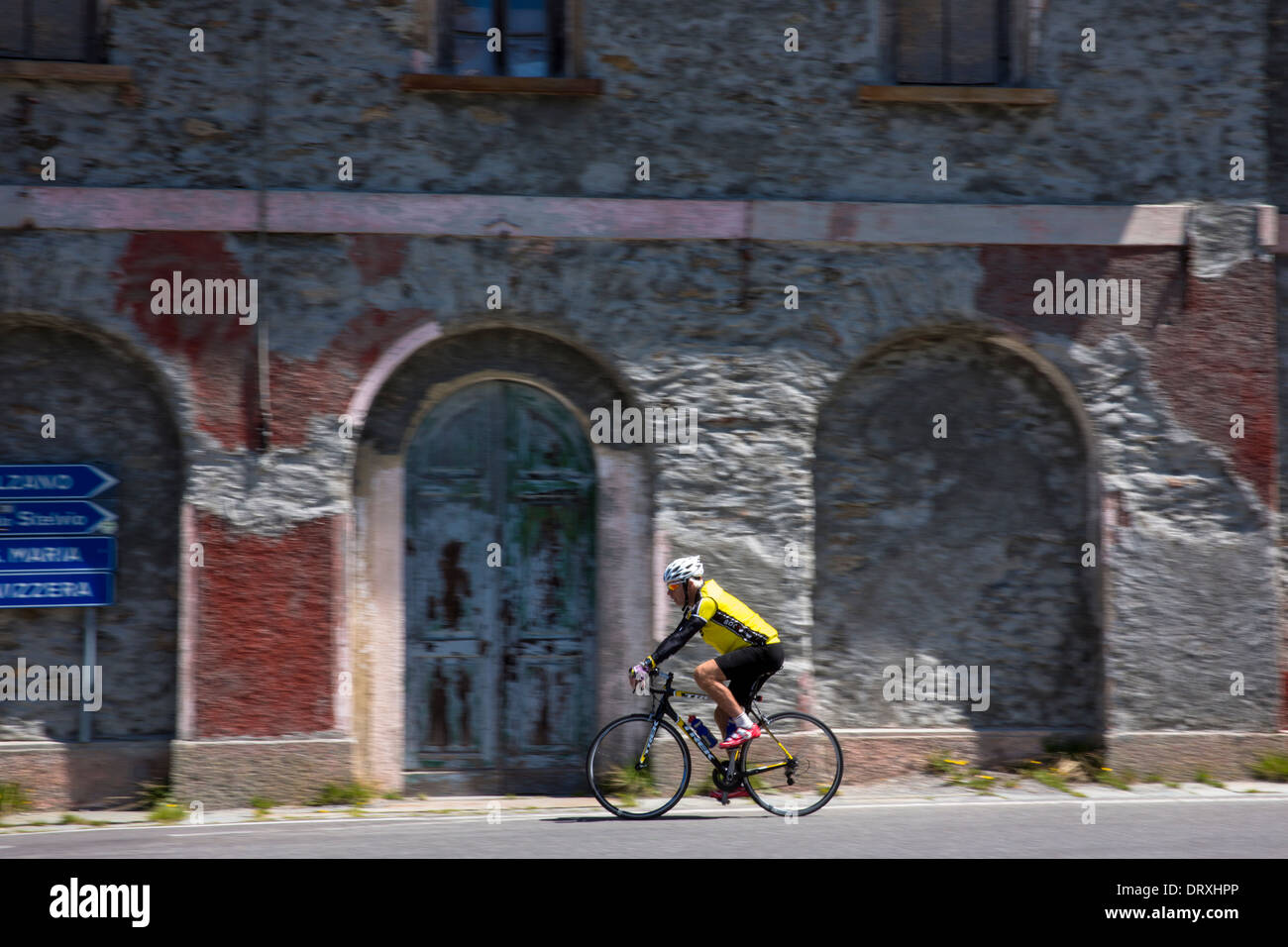 Ciclista en el Stelvio Pass, Passo dello Stelvio, Stilfser Joch, en el norte de Italia Foto de stock
