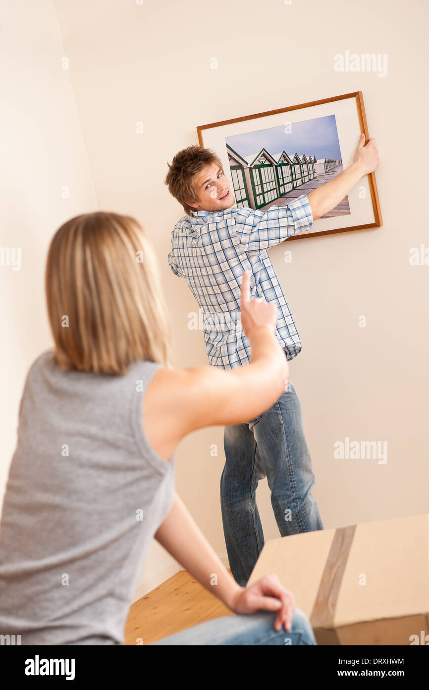 Cambio de casa: Par colgando en la pared de imagen Foto de stock