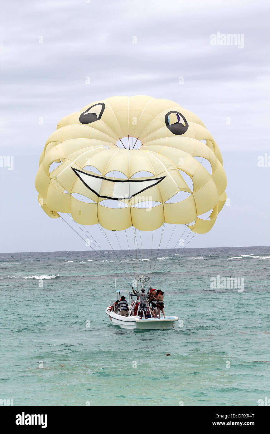 Parapente en playa Bávaro Punta Cana República Dominicana Foto de stock