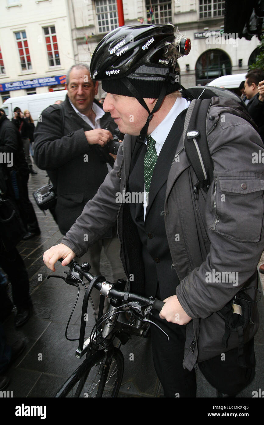 Boris Johnson, con su bicicleta en el centro de Londres Foto de stock