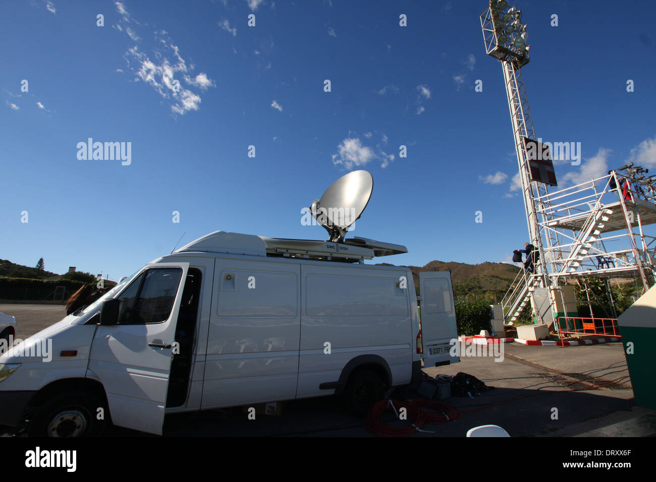 TV satélite móvil van al estadio de fútbol Foto de stock