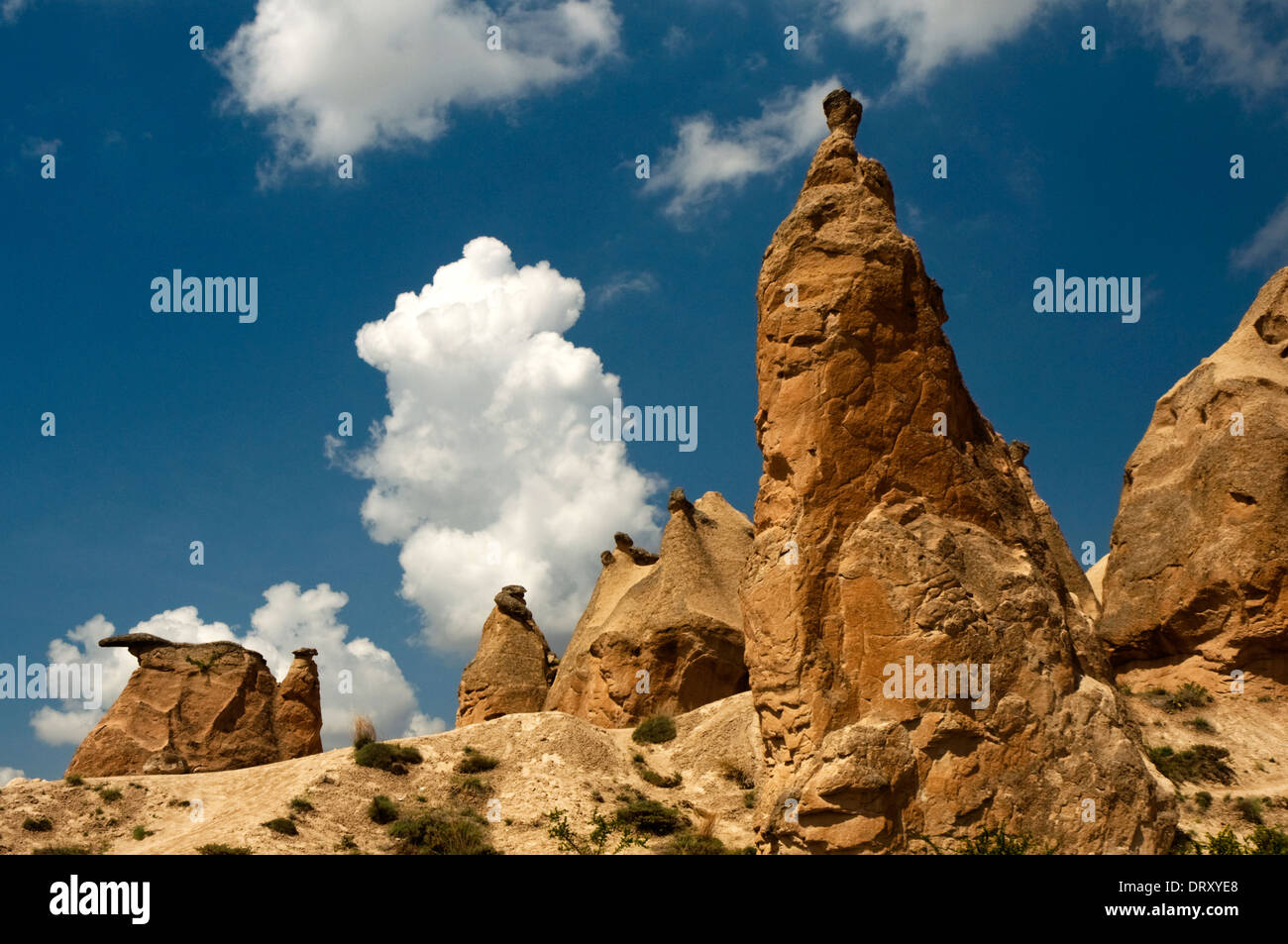 ASIA, Turquía, Capadocia, Urgup (Cappadocian Űrgűp), típico paisaje con formaciones rocosas inusuales Foto de stock