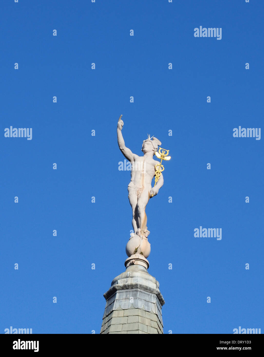 Estatua del dios romano mercurio, por Arthur Stanley Young, en el techo de la casa dispuestos, Gray's Inn Road, Londres, Inglaterra, Reino Unido. Foto de stock