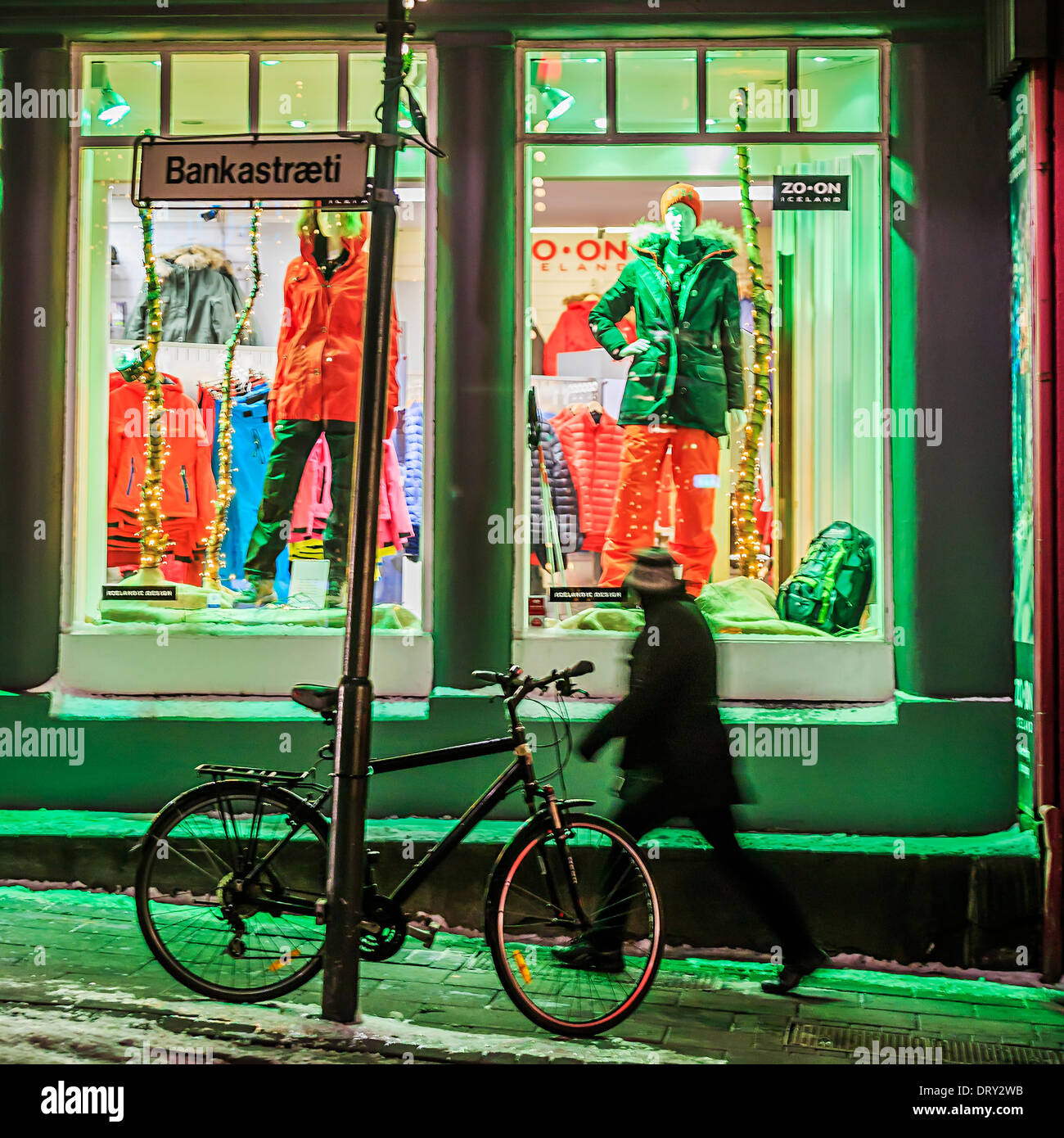 Calle comercial en Reykjavik, Islandia Foto de stock