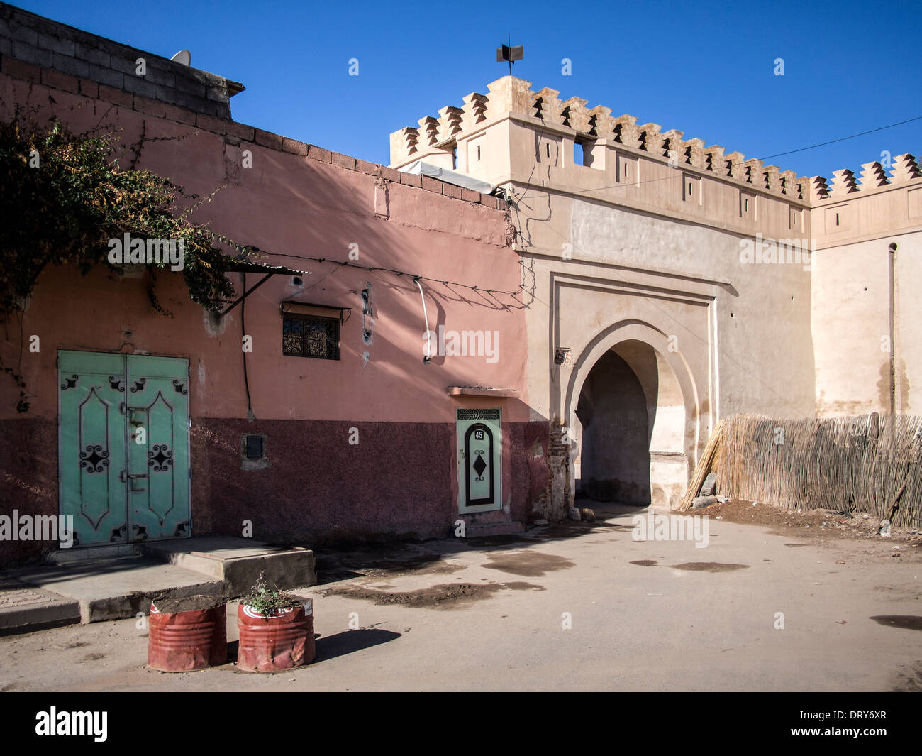 Puerta en la muralla de la ciudad murallas que rodean la Medina, Marrakech (Marrakech) Foto de stock