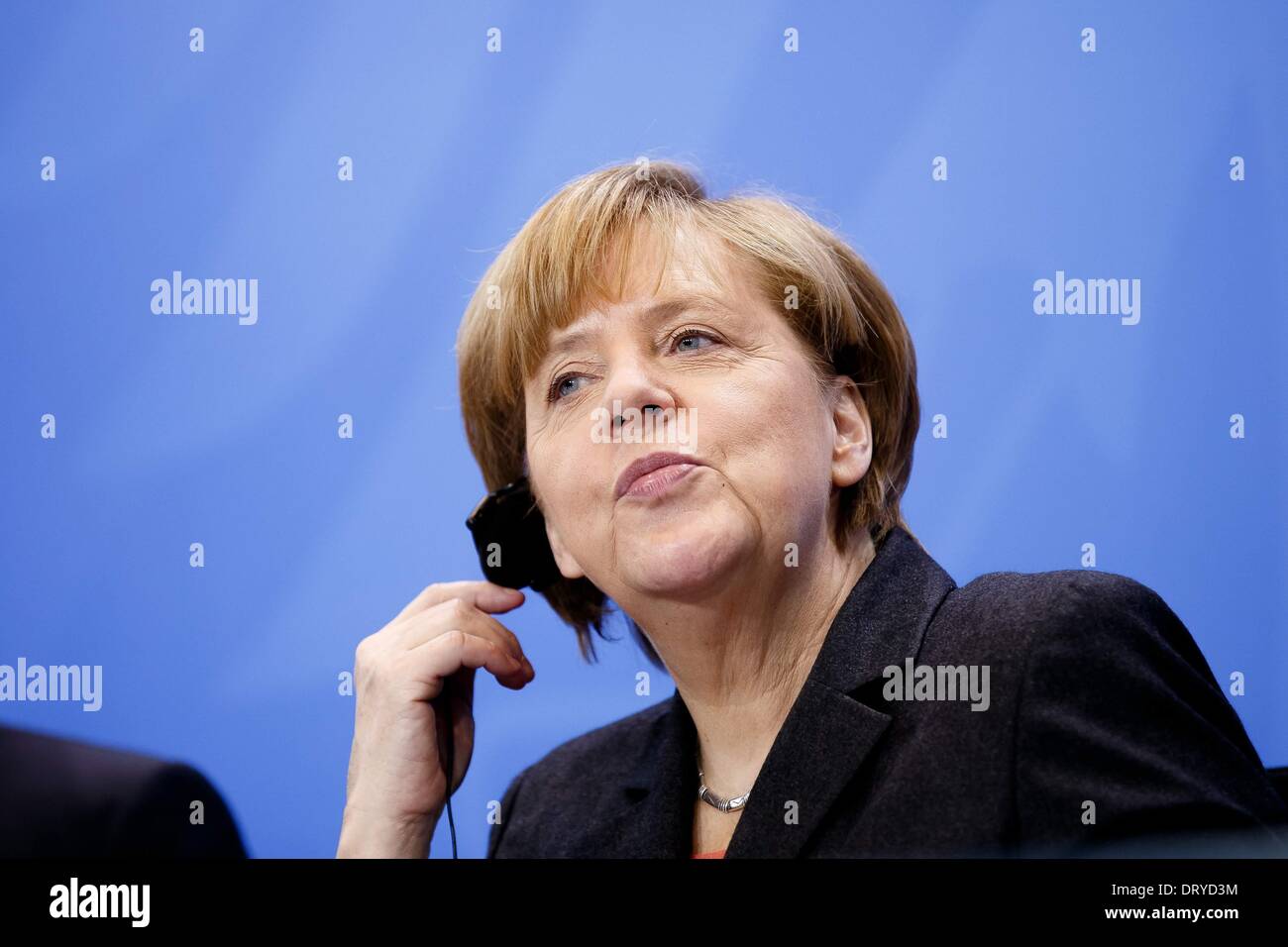 Berlín, Alemania. Februar 04th, 2014. La Canciller alemana Angela Merkel celebra el primer ministro turco, Recep Tayyip Erdogan, para intercambiar opiniones en la Cancillería Federal. El foco de la conversación común es el de las relaciones bilaterales y los actuales problemas internacionales, como Siria. Después de la reunión, les dan una conferencia de prensa conjunta en la Cancillería en Berlín. 4 Feb, 2014. / Foto: Angela Merkel (CDU), la Canciller alemana. © Reynaldo Paganelli/NurPhoto/ZUMAPRESS.com/Alamy Live News Foto de stock