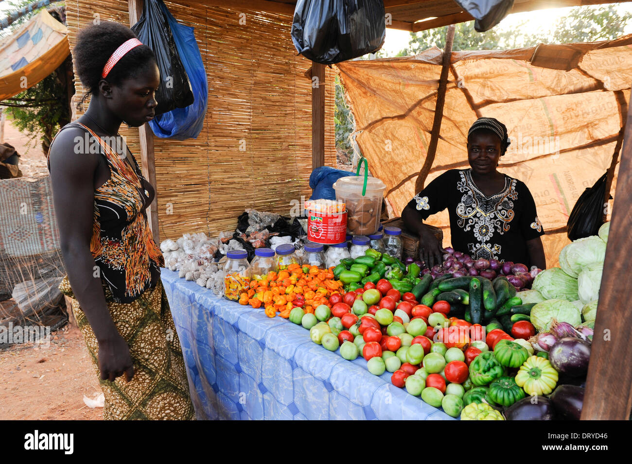 BURKINA FASO Kaya, diócesis banco otorga microcréditos para la generación de ingresos para las mujeres, las mujeres cultivan verduras y vender directamente en el mercado Foto de stock