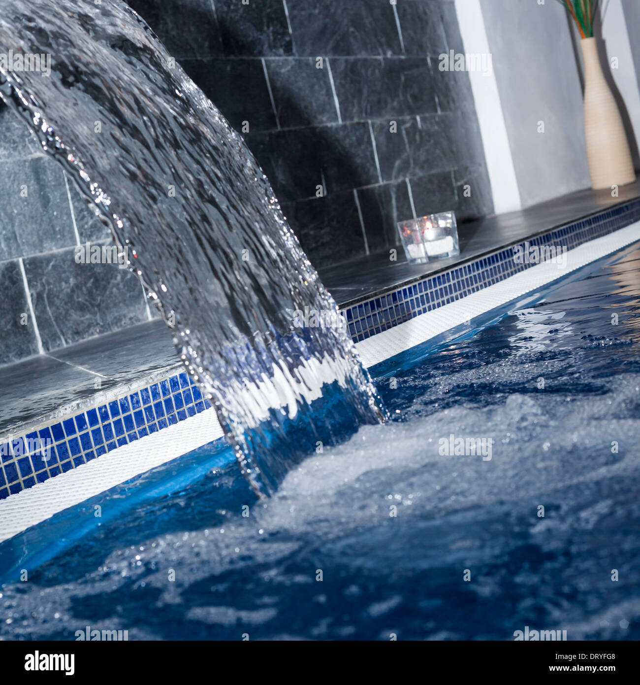 Agua fluyendo en wellness y spa con piscina. Foto de stock