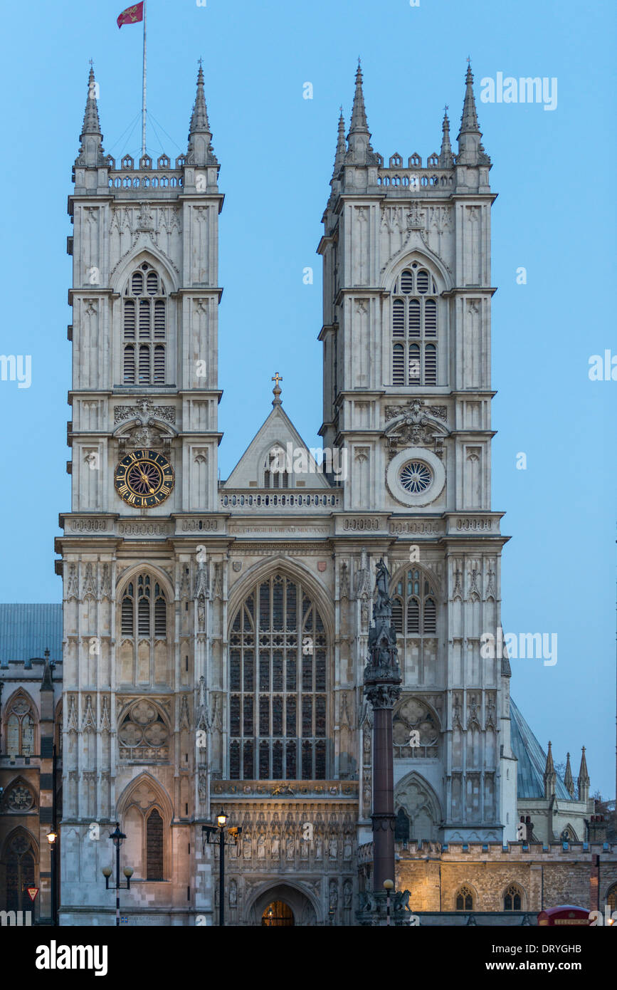 Al anochecer, la catedral de Westminster, Londres, Inglaterra Foto de stock