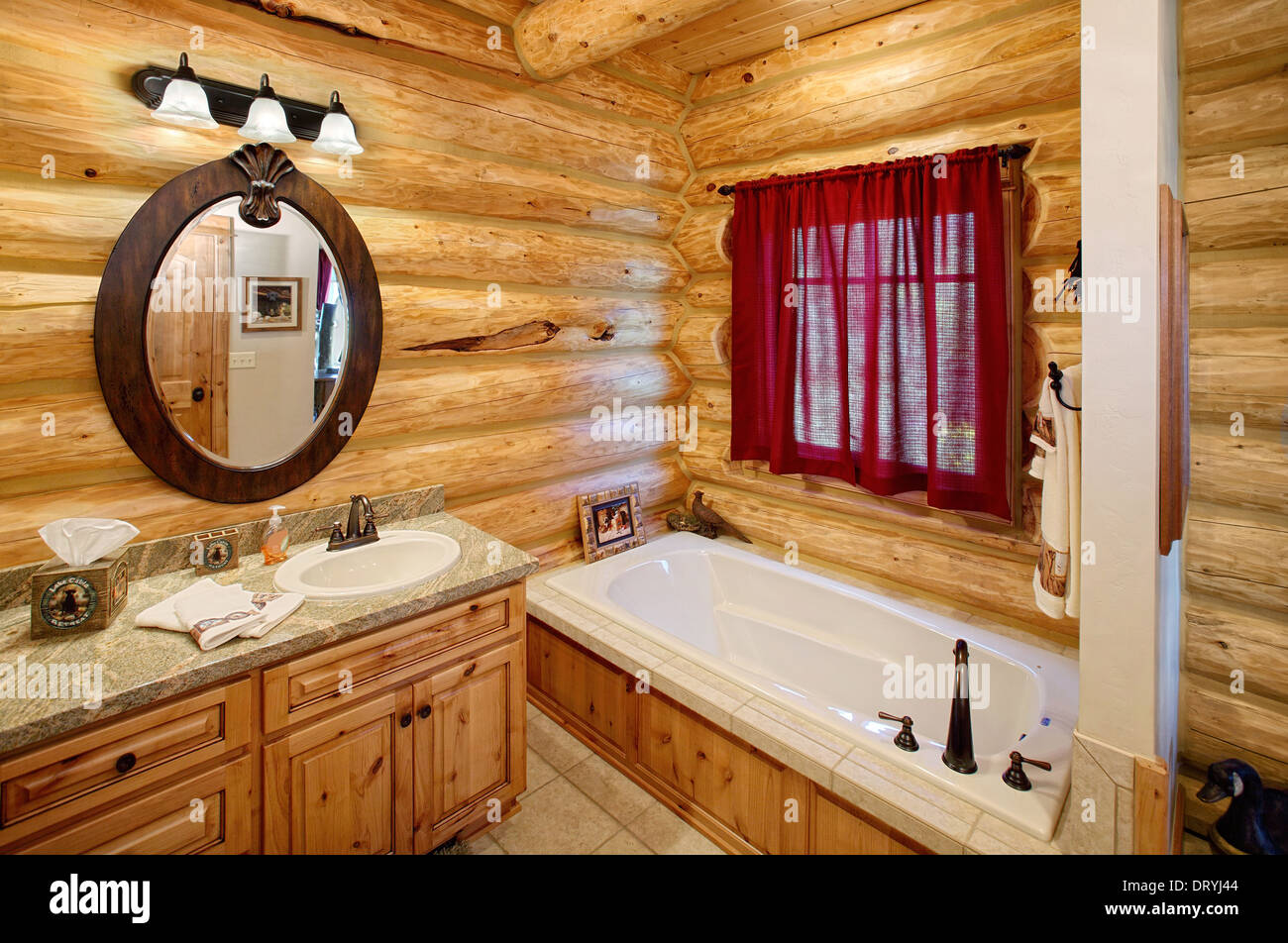 El baño interior en una moderna cabaña de madera. Presenta una decoración  occidental de estilo rústico Fotografía de stock - Alamy