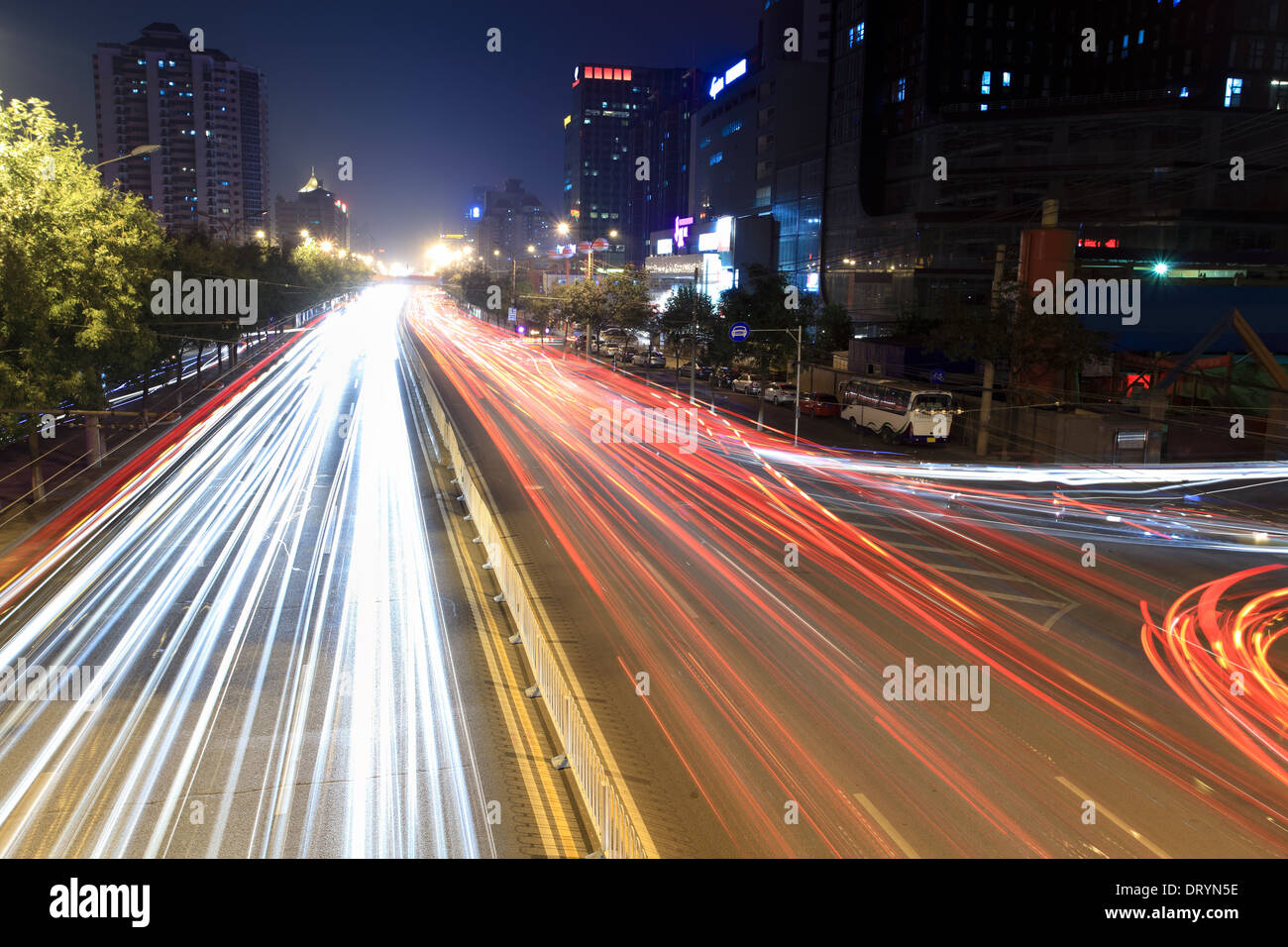 Estelas de luz en la hora pico de tráfico durante la noche Foto de stock