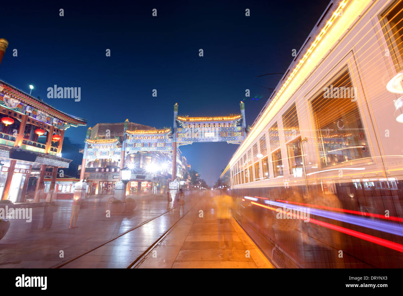 Antigua calle comercial en la noche en Beijing Foto de stock
